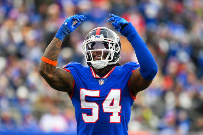 New York Giants linebacker Jaylon Smith (54) gestures to the crowd against the Washington Commanders